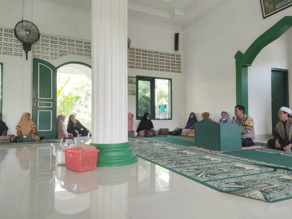 Progam Jumat Curhat, Kapolsek Klari Dengarkan Keluh Kesah Warga Desa Cibalongsari