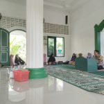 Progam Jumat Curhat, Kapolsek Klari Dengarkan Keluh Kesah Warga Desa Cibalongsari