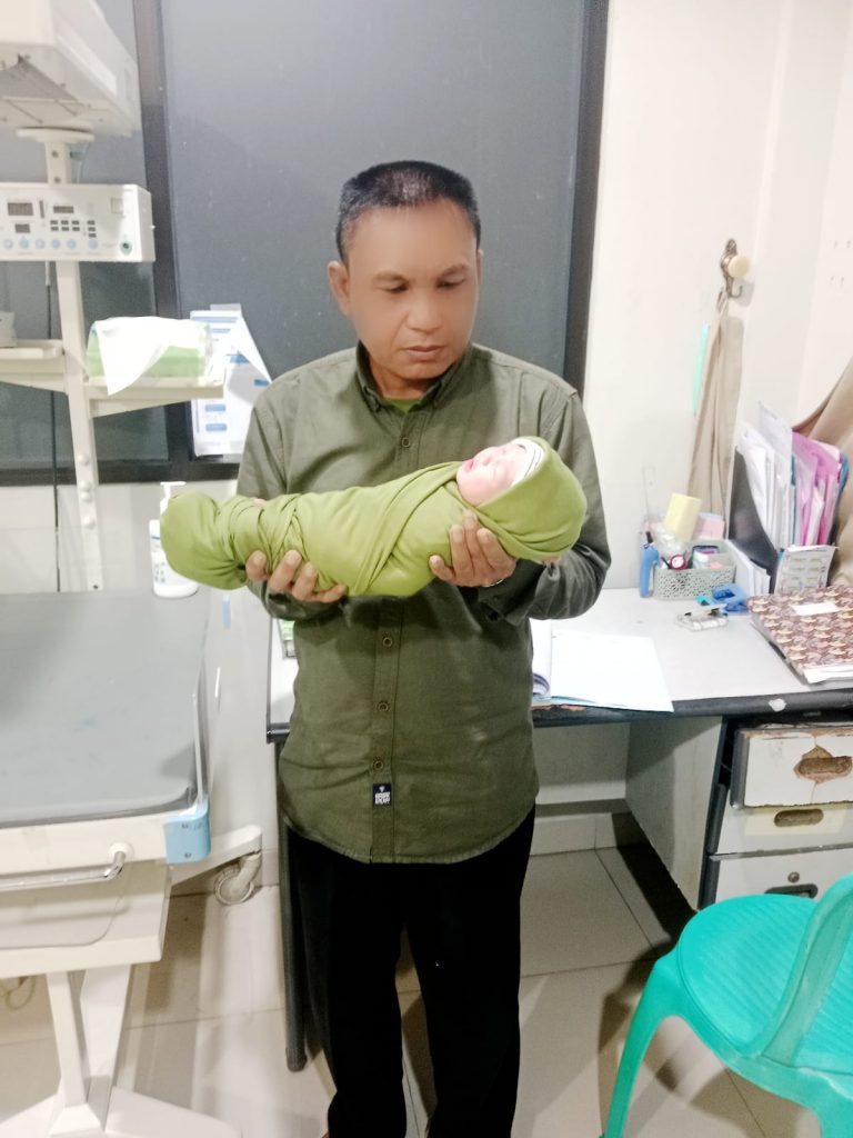 Momen Kebahagiaan Ketua Umum LSM ELANG MAS saat mendampingi Isterinya melahirkan sang buah hati EZZA ADITIYA