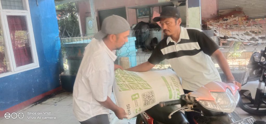 9 Kelompok Anggota KUD Mina Karya Bhakti Desa Muara Mendapat Bantuan Pupuk Dari KKP.