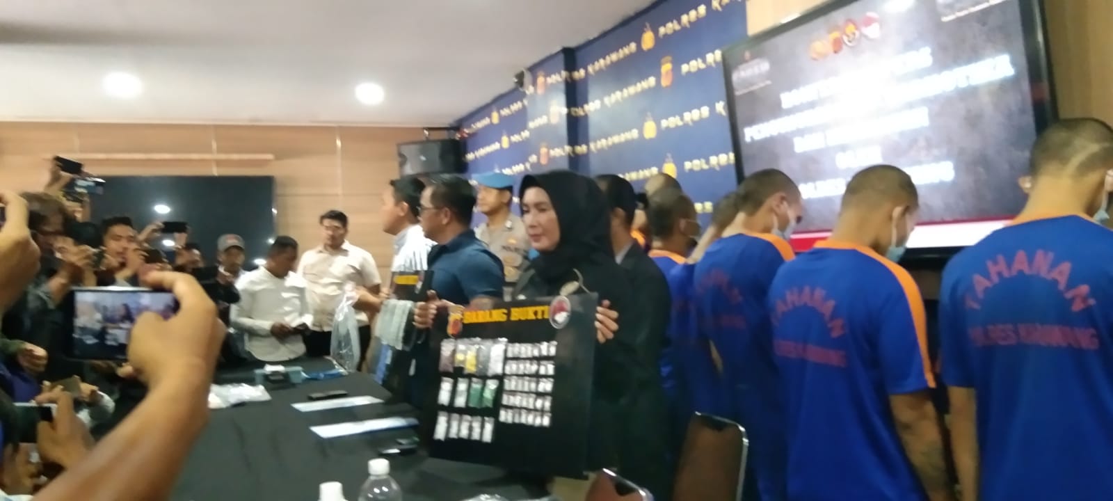 Satresnarkoba Polres Karawang Polda Jabar berhasil mengamankan 12 orang pelaku pengedar Obat Keras Tertentu (OKT) dan Narkotika sejenis tramadol