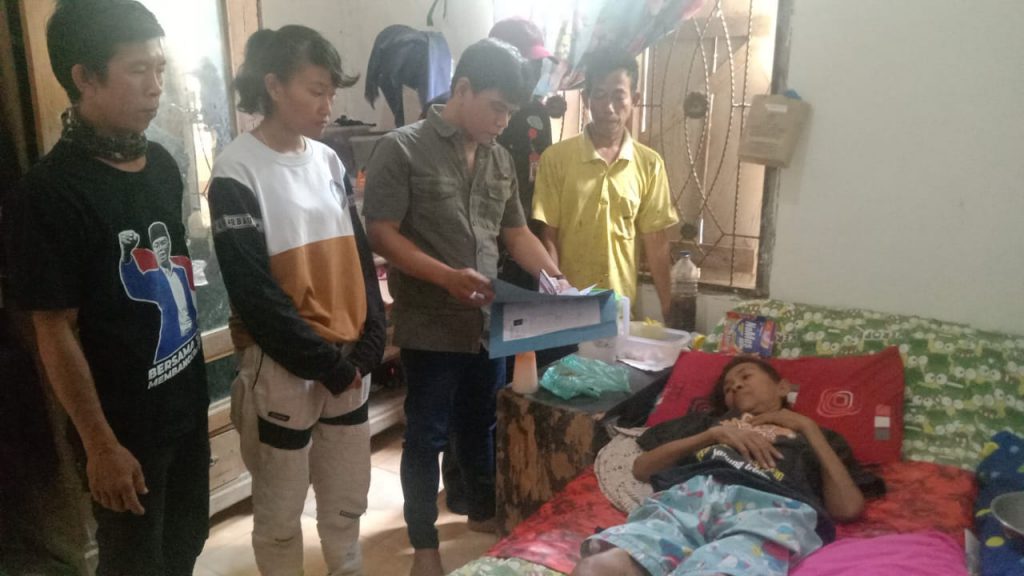 Tim Relawan YPN Bersama LSM Geram Banten Kunjungi Warga Sakit Di Baturaden Kecamatan Lubuk Raja.