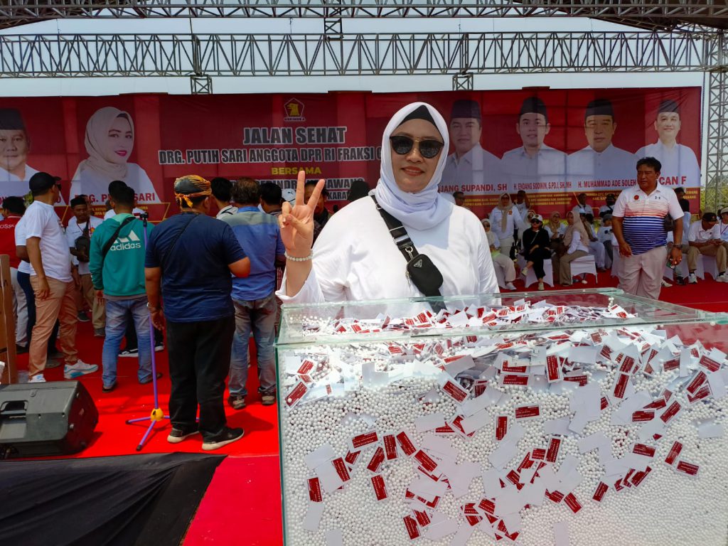 Antusias masyarakat sangat tinggi, dalam Jalan Sehat kali ini diikuti 20.000 peserta warga masyarakat Karawang