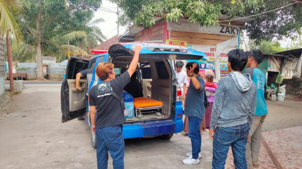 Tim Relawan YPN Membantu Mengevakuasi Warga kemelak Menuju RS Palembang Penderita Gagal Ginjal