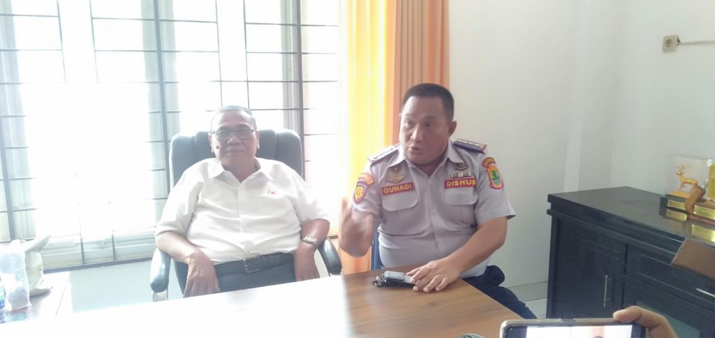 Komite Olahraga Nasional Indonesia (KONI) Karawang resmi menggantikan Sekretaris Umum, Joni Heru Wibowo dengan Rahmat Gunadi.