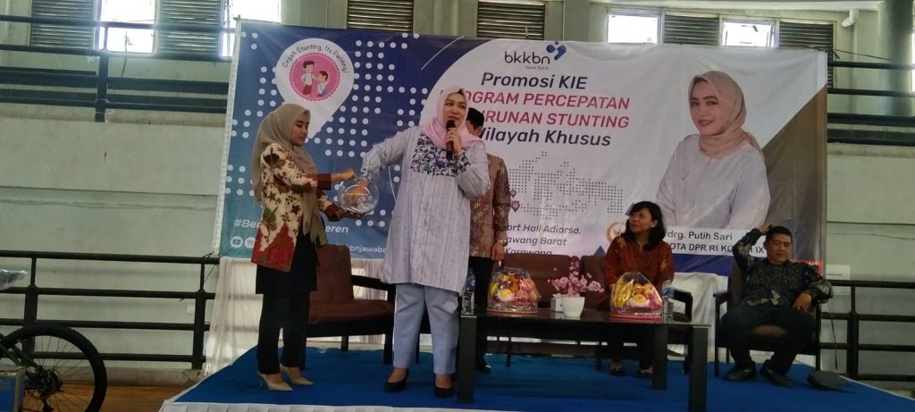 Anggota DPR RI Komisi IX Drg. Putih Sari bersama Ikhsanudin anggota DPRD Provinsi Jabar dan BKKBN Karawang