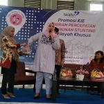 Anggota DPR RI Komisi IX Drg. Putih Sari bersama Ikhsanudin anggota DPRD Provinsi Jabar dan BKKBN Karawang