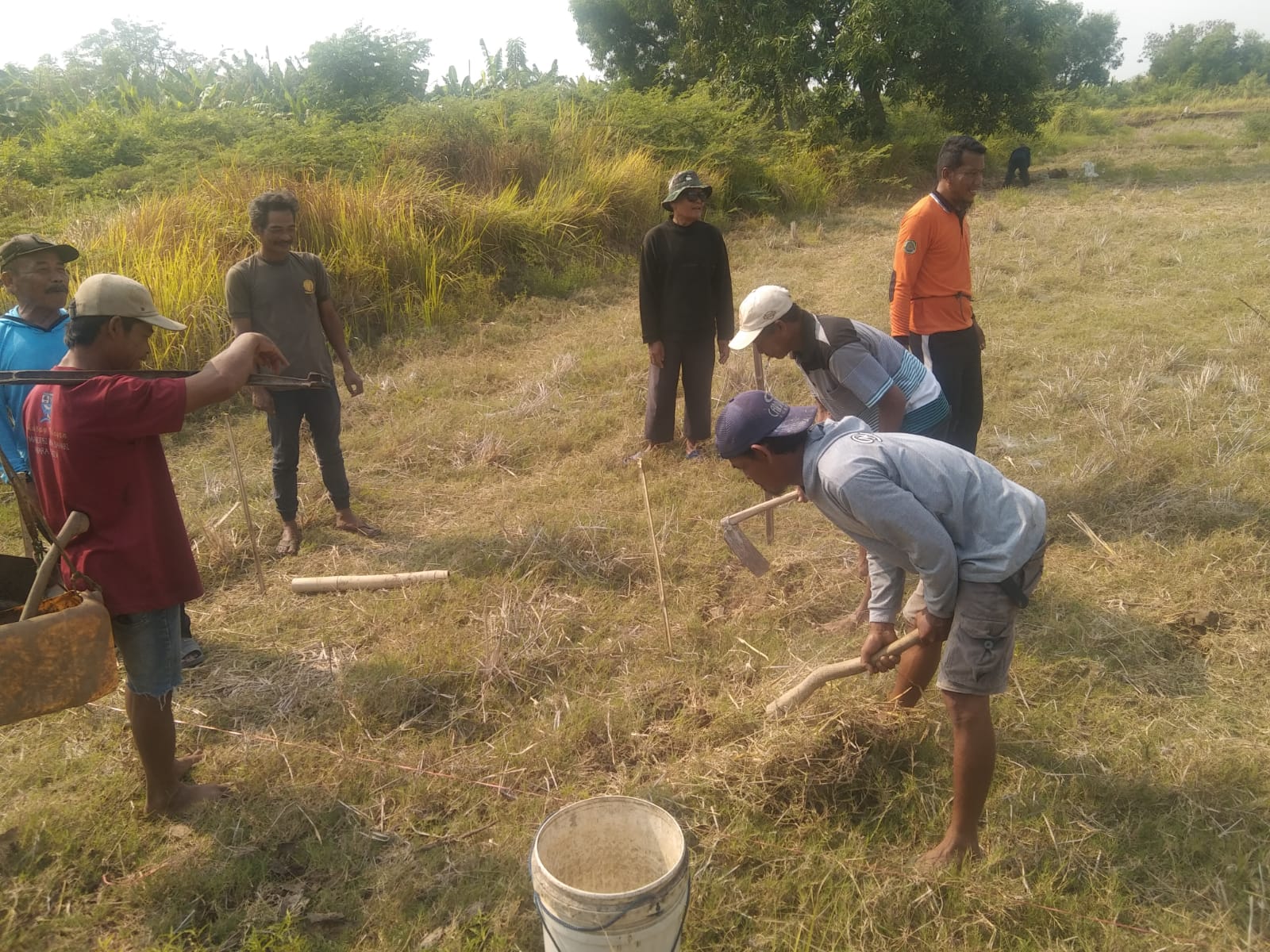 Ratusan Warga Dari Dua Dusun Di Desa Muara Melakukan Kerja Bakti Di TPU Sindang Kasih