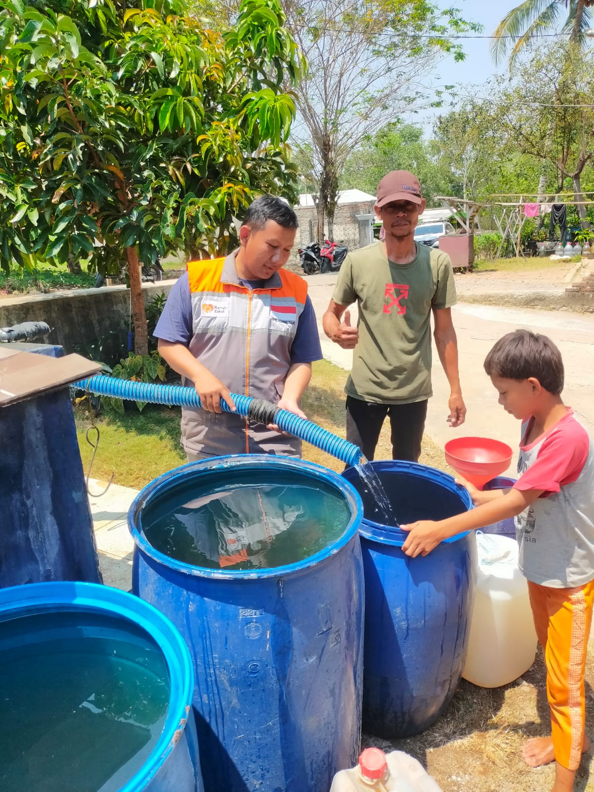 RUMAH ZAKAT SALURKAN BANTUAN AIR BERSIH DI DUA KECAMATAN KABUPATEN KARAWANG