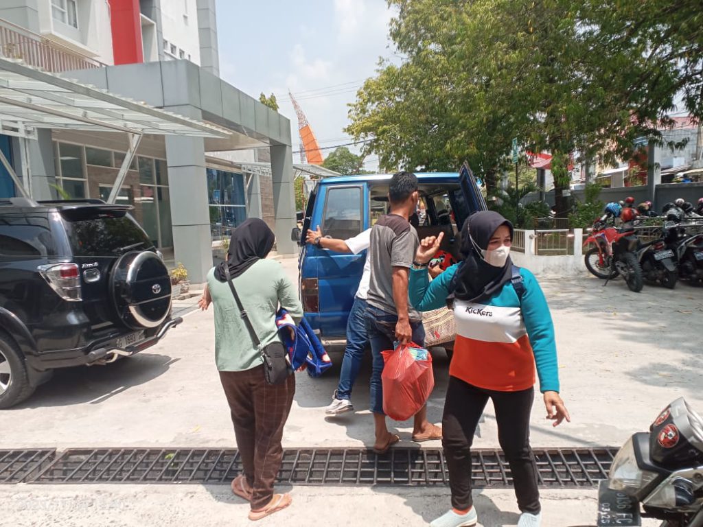 Tim Relawan YPN Bidang Kesehatan Bersama LSM Geram Banten Antar Pasien Ke Minanga Lubuk Batang