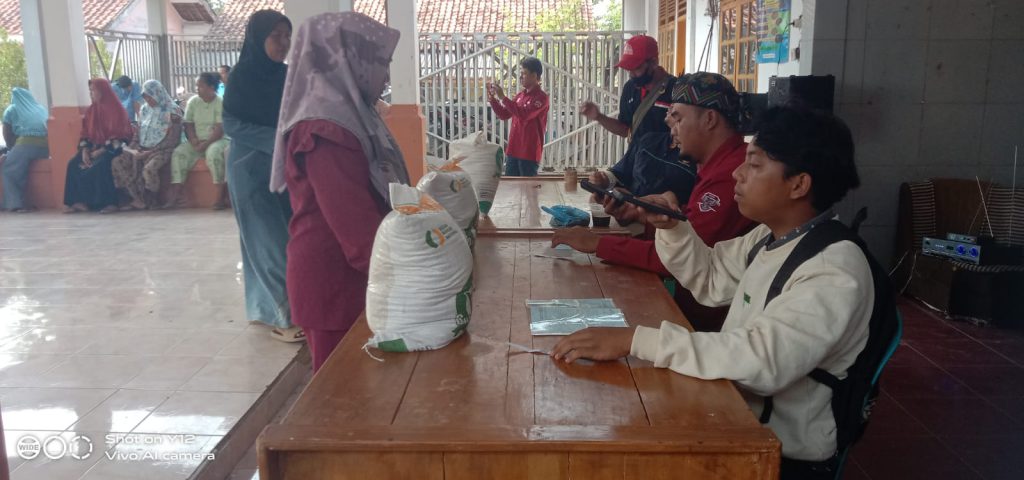 4 Desa di Kecamatan Blanakan Serentak Salurkan Bansos Pangan Beras Tahap 3 Tahun 2023