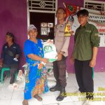 Bhabinkamtibmas Desa Tanjungtiga Aiptu Hero Hermanto bersama dengan Babinsa Desa Tanjungtiga melaksanakan Pengamanan dan Monitoring distribusi Bantuan Pangan beras