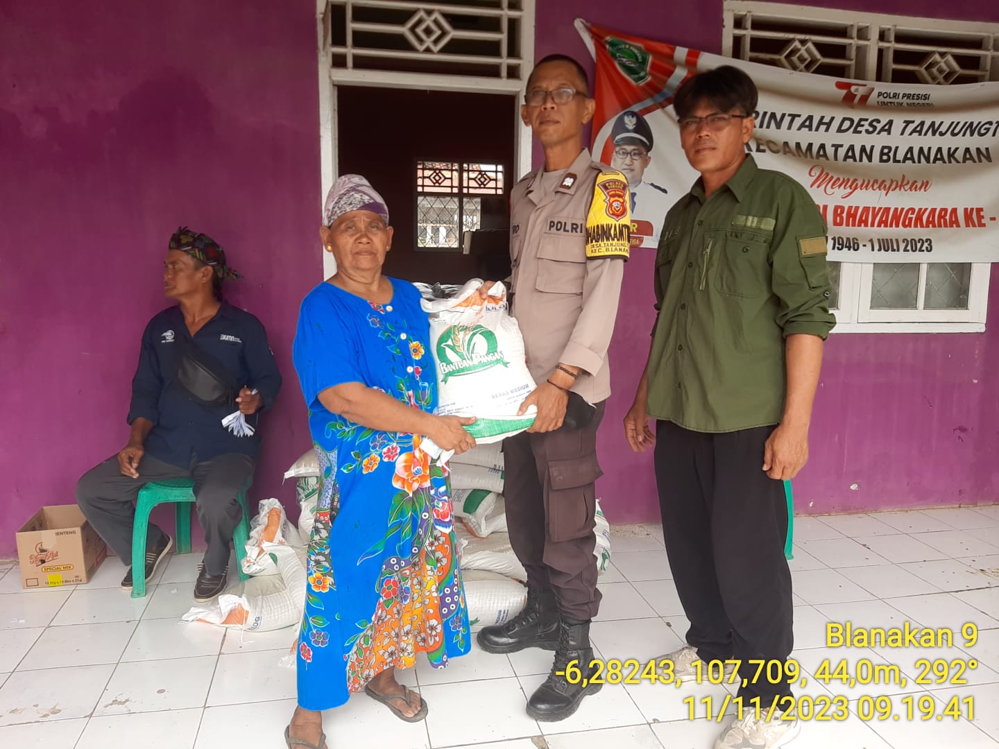 Bhabinkamtibmas Desa Tanjungtiga Aiptu Hero Hermanto bersama dengan Babinsa Desa Tanjungtiga melaksanakan Pengamanan dan Monitoring distribusi Bantuan Pangan beras