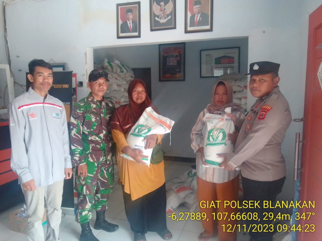 Personil Polsek Blanakan Bripka Frian Surya Hakim bergabung melaksanakan Pengamanan dan Monitoring distribusi Bantuan Pangan beras kepada Masyarakat Desa Cilamayagirang.
