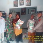 Personil Polsek Blanakan Bripka Frian Surya Hakim bergabung melaksanakan Pengamanan dan Monitoring distribusi Bantuan Pangan beras kepada Masyarakat Desa Cilamayagirang.