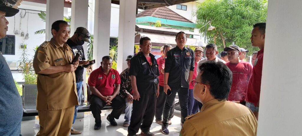 Warga dan Pemdes Pusakaratu Geruduk Kantor Kecamatan Pusakanagara Kabupaten Subang