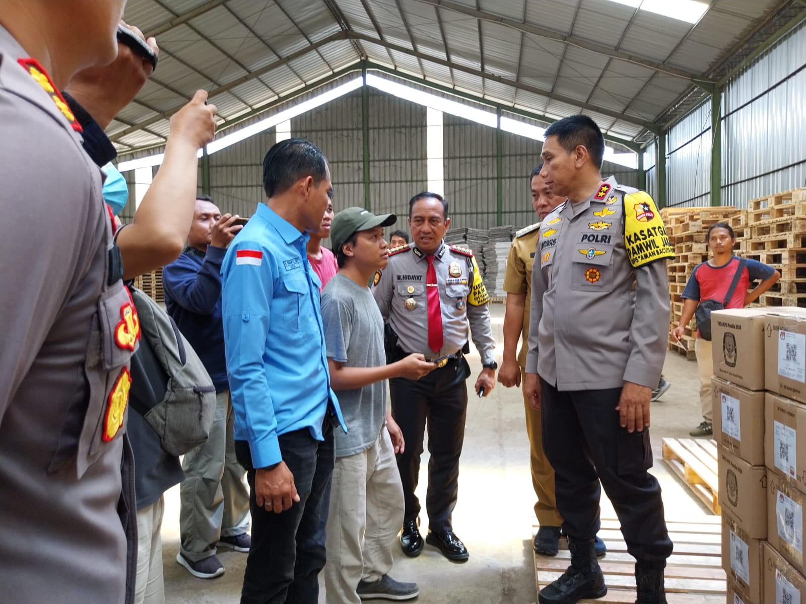 Kapolda Jabar Kunjungi Gudang Logistik KPU di Karawang