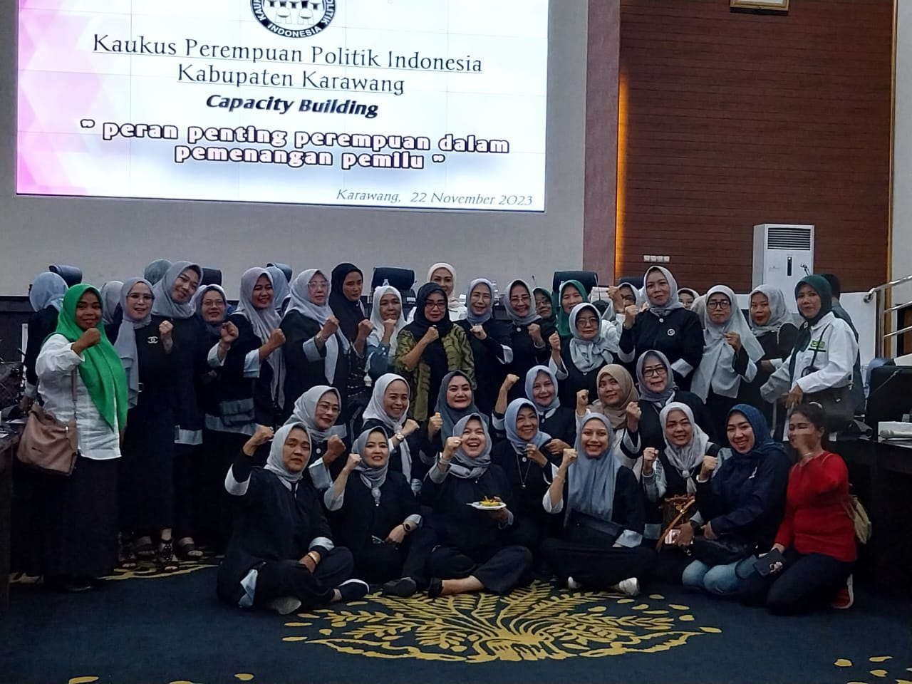 Ketua KKPI Karawang Hj Sri Rahayu Agustina SH, memberikan motivasi serta pembekalan kepada anggota perempuan KPPI