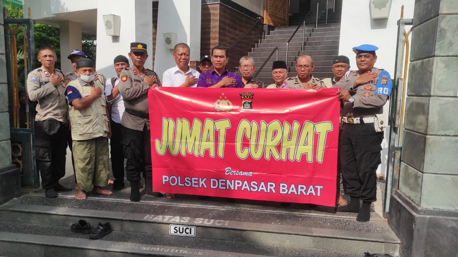 Serap Aspirasi Pengurus Masjid Baitul Makmur, Polsek Denbar Dampingi Kapolresta Denpasar Dalam Kegiatan Jumat Curhat