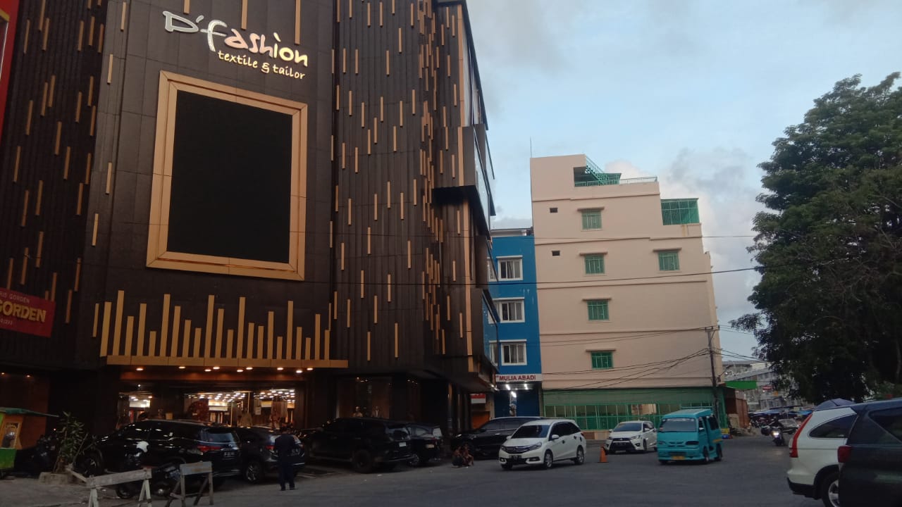 D’FASHION Toko Besar Tapi Lahan Parkir Memakan Badan Jalan