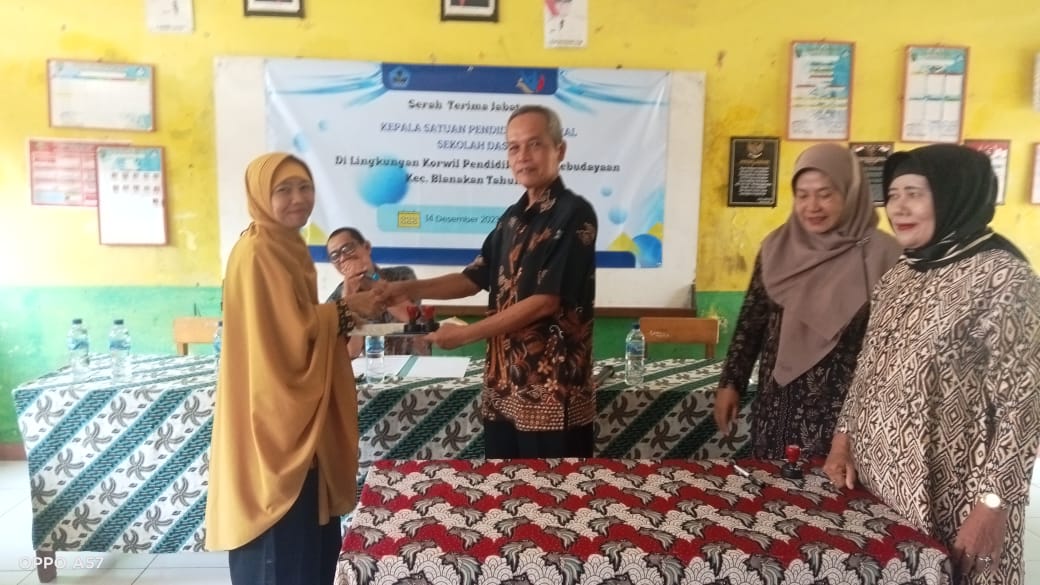 Masyarakat Banyak Mengucapkan”Selamat Dan Sukses Atas Di Angkatnya Ibu Rohayati ,M.Pd Menjadi Kepala Sekolah Di SDN Sumursapi