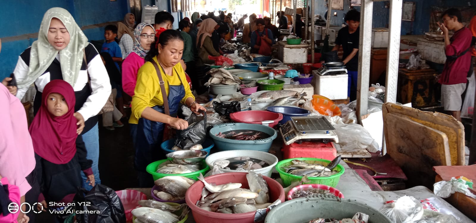 Jelang Pergantian Tahun Baru 2024 Pelelangan Ikan KUD Mina Fajar SIDIk Blanakan Banyak Di Buru Para Pengunjung Dari Luar Daerah