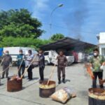 Kejaksaan Negeri (Kejari) Karawang melaksanakan pemusnahan barang bukti kejahatan yang perkaranya sudah inkrah