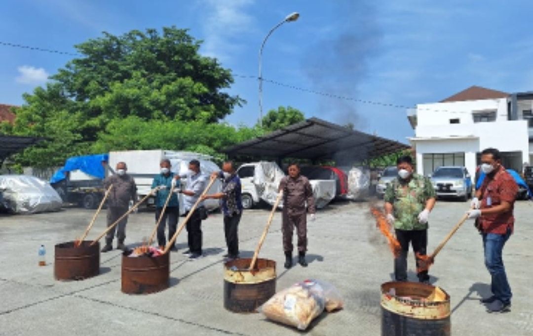 Kejaksaan Negeri (Kejari) Karawang melaksanakan pemusnahan barang bukti kejahatan yang perkaranya sudah inkrah