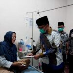 PJ Bupati OKU, Kadinkes, Kadisdik dan Ketua PGRI OKU Kunjungi Guru honorer Penderita Kanker Payudara