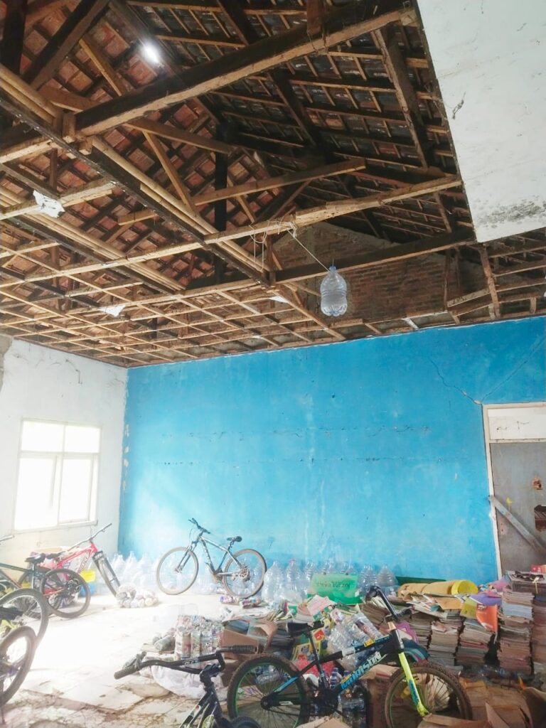 SDN PUNDONG PATOKBESI BUTUH RUANGAN KELAS BARU.