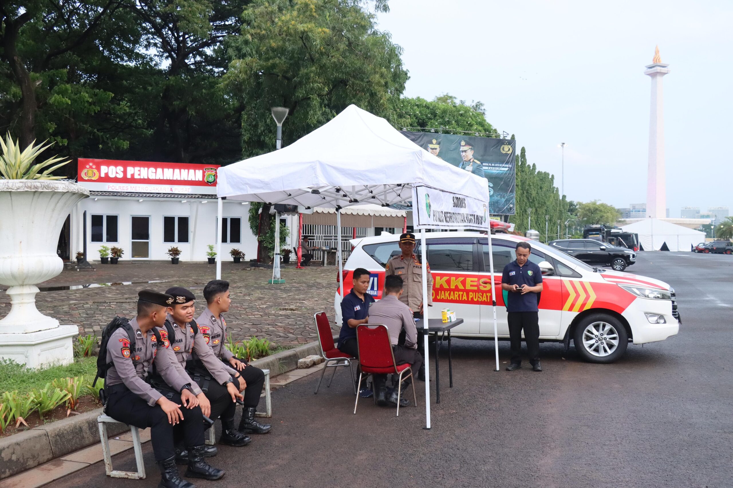 Wujudkan pemilu 2024 aman, damai, dan lancar, si dokkes Polres Metro Jakarta Pusat lakukan cek kesehatan anggota di lapangan