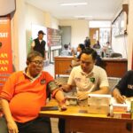 Wujudkan pemilu 2024 yang damai, aman dan sejuk, Bhabinkamtibmas bantu warga disabilitas ke lokasi TPS