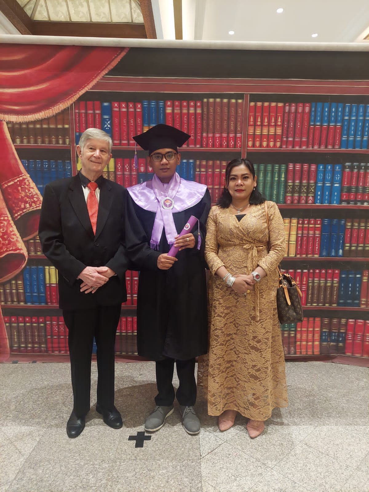 *”Kebanggaan seorang Ibu melihat anaknya diwisuda”Deva Pinot*”