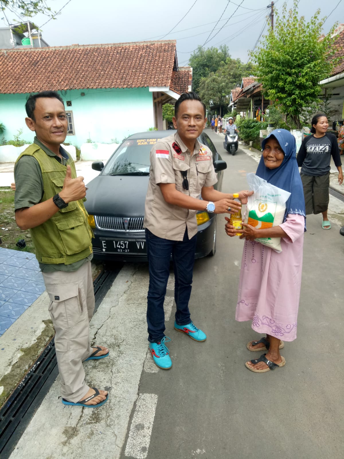 DPC LSM ELANG MAS Majalengka,Sumbangkan satu Ton Beras kepada warga Kurang mampu