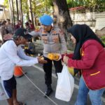 Kolaborasi Kepolisian Bersama Mahasiswa dalam Berbagi Takjil