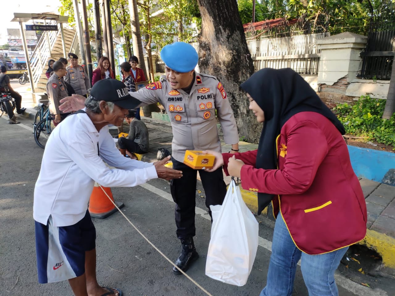 Kolaborasi Kepolisian Bersama Mahasiswa dalam Berbagi Takjil