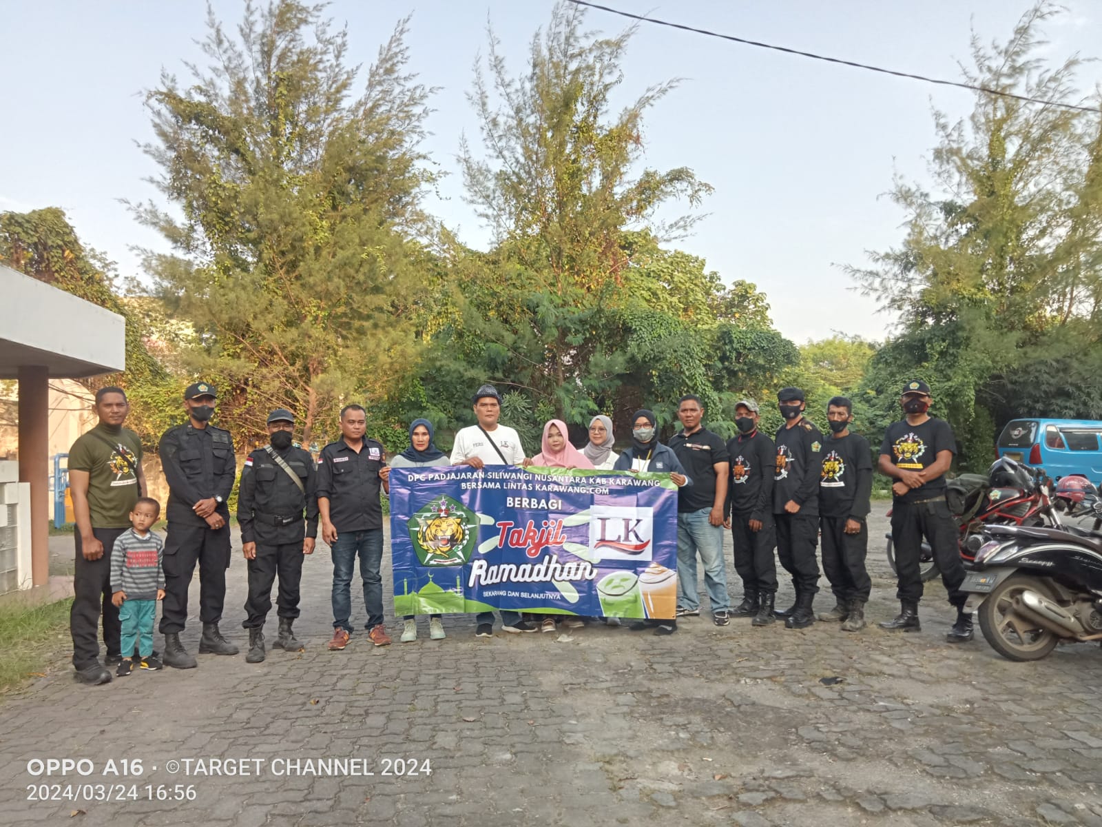 Kegiatan Sosial Mempererat Silaturahmi: DPC Padjadjaran Siliwangi Nusantara dan Lintaskarawang.com Salurkan 1000 Paket Takjil