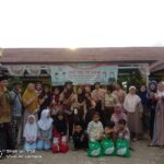 Demi Untuk Membangun Kerakter Untuk Berbagi Ke Sesama, Para Guru Dan Siswa SDN Sukajaya Desa Muara Memberikan Santunan Anak Yatim Dan Jompo