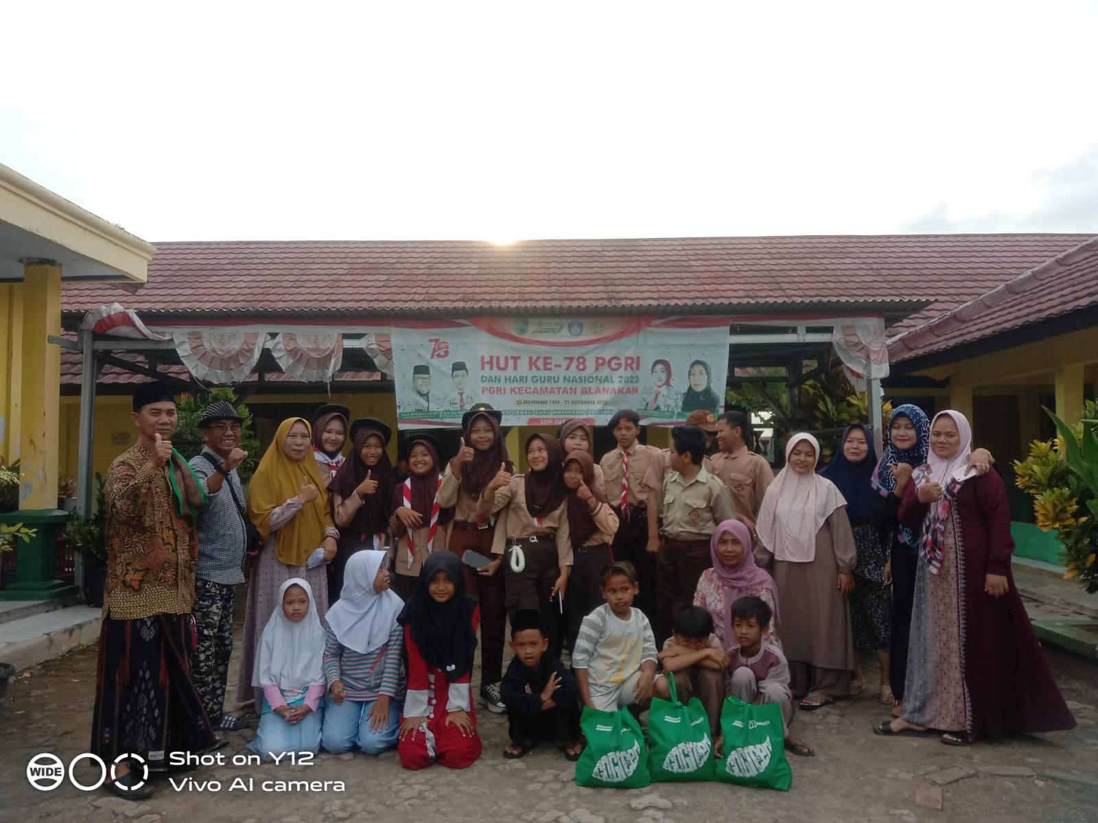 Demi Untuk Membangun Kerakter Untuk Berbagi Ke Sesama, Para Guru Dan Siswa SDN Sukajaya Desa Muara Memberikan Santunan Anak Yatim Dan Jompo