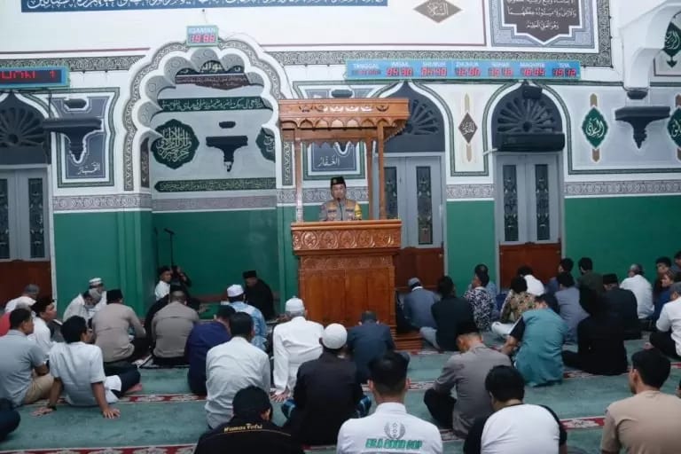 Ini Pesan Kabid Humas Polda Metro Jaya Saat Tarawih Keliling di Masjid Agung Al-Azhar Jaksel