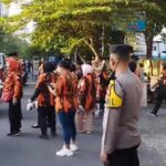 Polsek Kemayoran Berbagi Takjil Kepada Warga