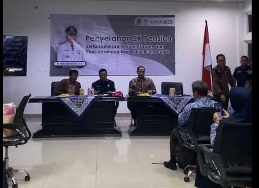 Bank Mandiri cabang Karawang telah melaksanakan tabungan pensiunan yang merupakan kerjasama antara bank dan Taspen,serta Kepala Dinas BKPSDM Asep Aang Rahmatullah, S. Stp. Mp