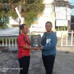 Setelah menunggu lebih dari dua tahun sejak lulus, Junaedi (18), alumni siswa SMK PGRI 2 Karawang, akhirnya menerima ijazahnya