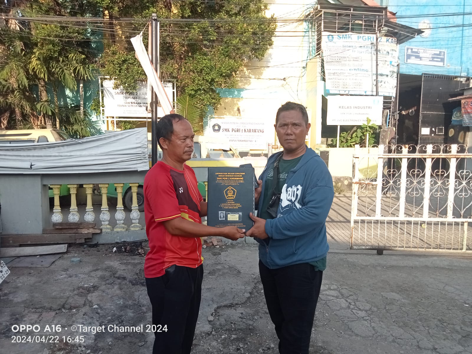 Setelah menunggu lebih dari dua tahun sejak lulus, Junaedi (18), alumni siswa SMK PGRI 2 Karawang, akhirnya menerima ijazahnya