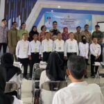 Basuki Rachmat, SE ( plt camat Cilamaya wetan) beserta Yani Nuryani (Bunda Paud Cilamaya wetan) membuka acara gebyar Paud