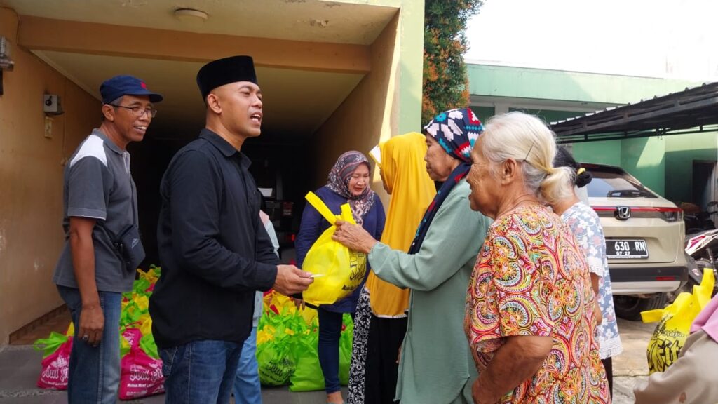 Budi Georn bersama istri, Yuni, menginisiasi kegiatan pembagian paket sembako kepada para lansia yang tinggal di lingkungan Desa Wadas, Telukjambe Timur
