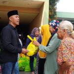 Budi Georn bersama istri, Yuni, menginisiasi kegiatan pembagian paket sembako kepada para lansia yang tinggal di lingkungan Desa Wadas, Telukjambe Timur