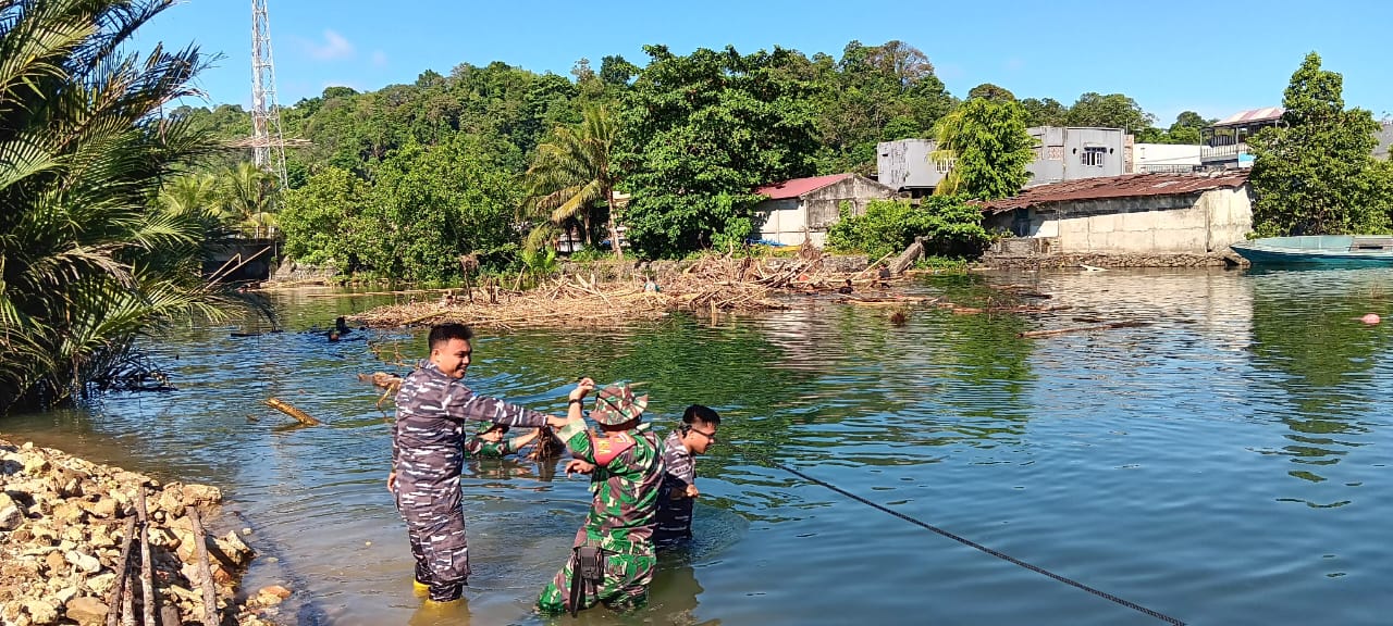 Karya Bakti, Koramil 1310-03 Laksanakan Pembersihan Sungai di Likupang