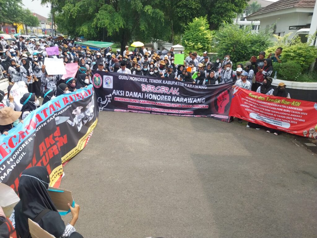 Kantor pemda Kab Karawang di datangi tidak kurang dari 1044 guru honorer untuk meminta kebijakan dari pemerintah Kab Karawang
