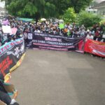 Kantor pemda Kab Karawang di datangi tidak kurang dari 1044 guru honorer untuk meminta kebijakan dari pemerintah Kab Karawang